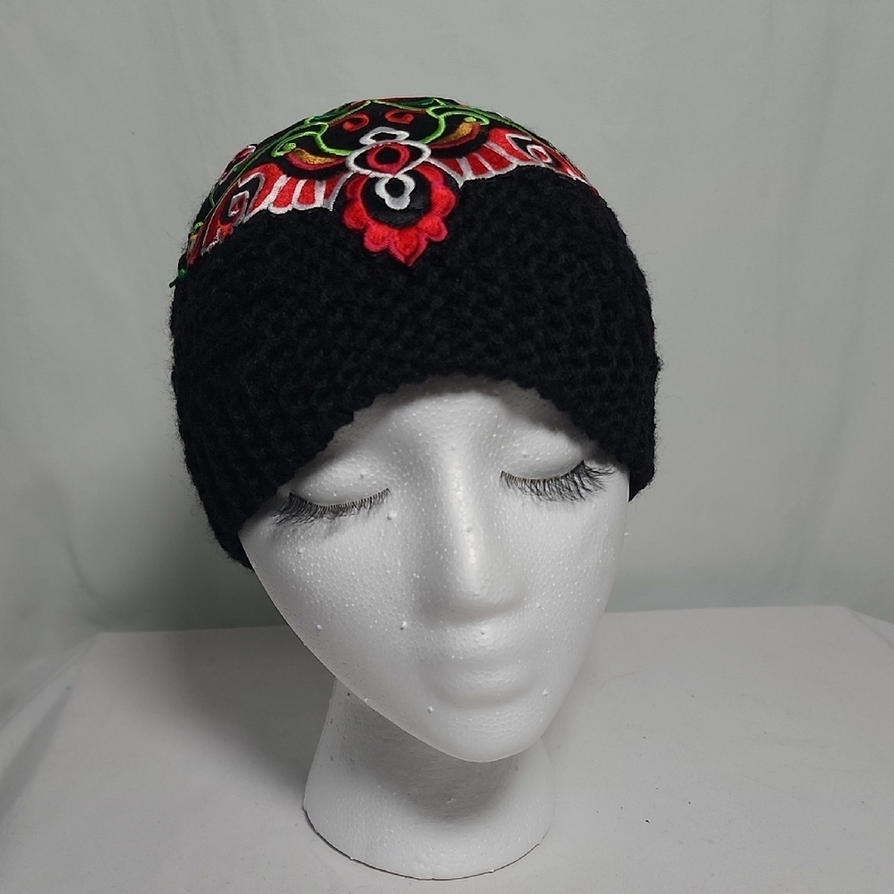 Source Unknown Black Knit Beanie with Colorful Embroidery